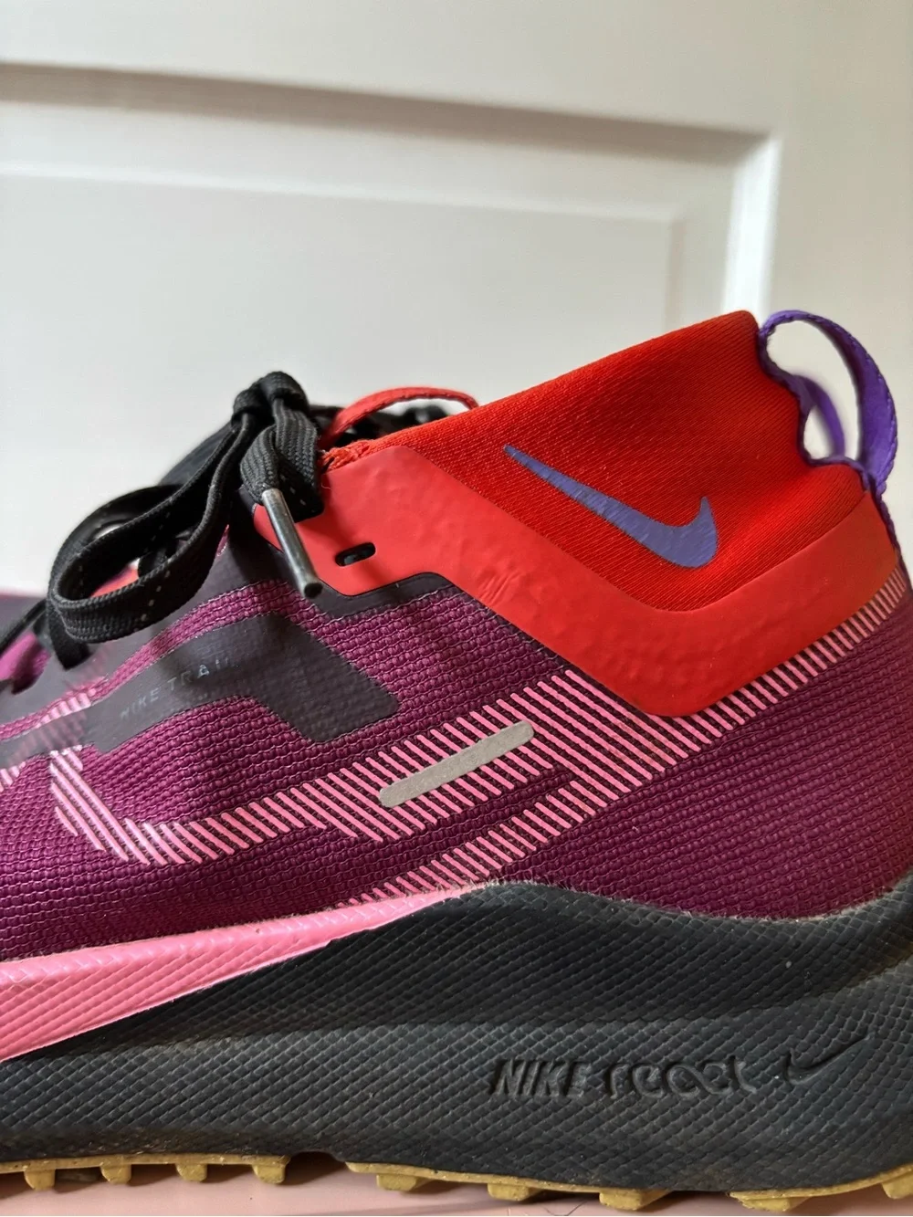 Nike Women’s GORE-TEX Magenta Pink Trail Running Shoes - Picture 4 of 6